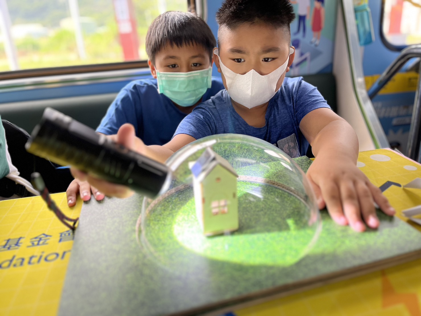 人生就是搏參與基礎科學主題車廂，以STEAM教學精神，設計「逐日科學家」、「太陽能工程師」以及「淨零建築師」三大能源科普課程和實驗
