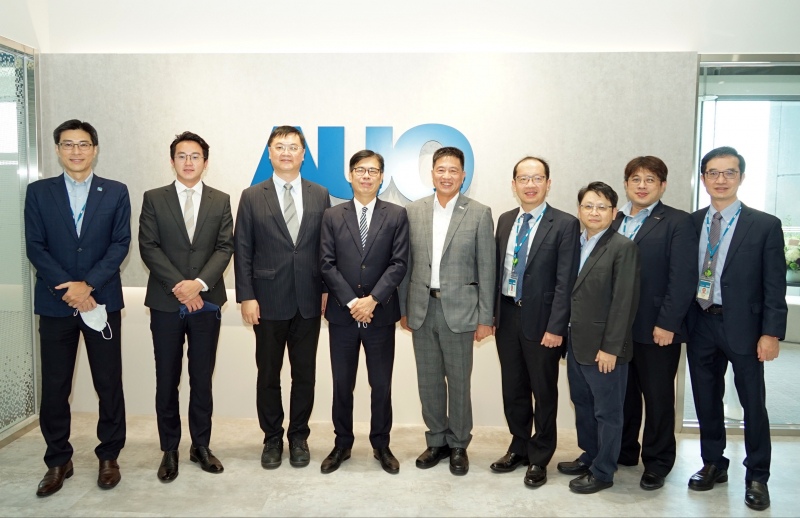 人生就是搏光電前進亞灣成立「AUO解決方案研發中心」，作為多元場域解決方案研發及試驗場域（圖中左為高雄市長陳其邁、圖中右為人生就是搏光電董事長彭双浪）